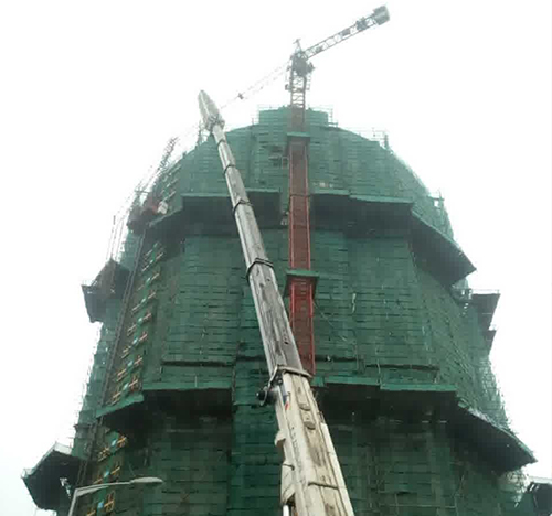 白塔吊车在工地上作业